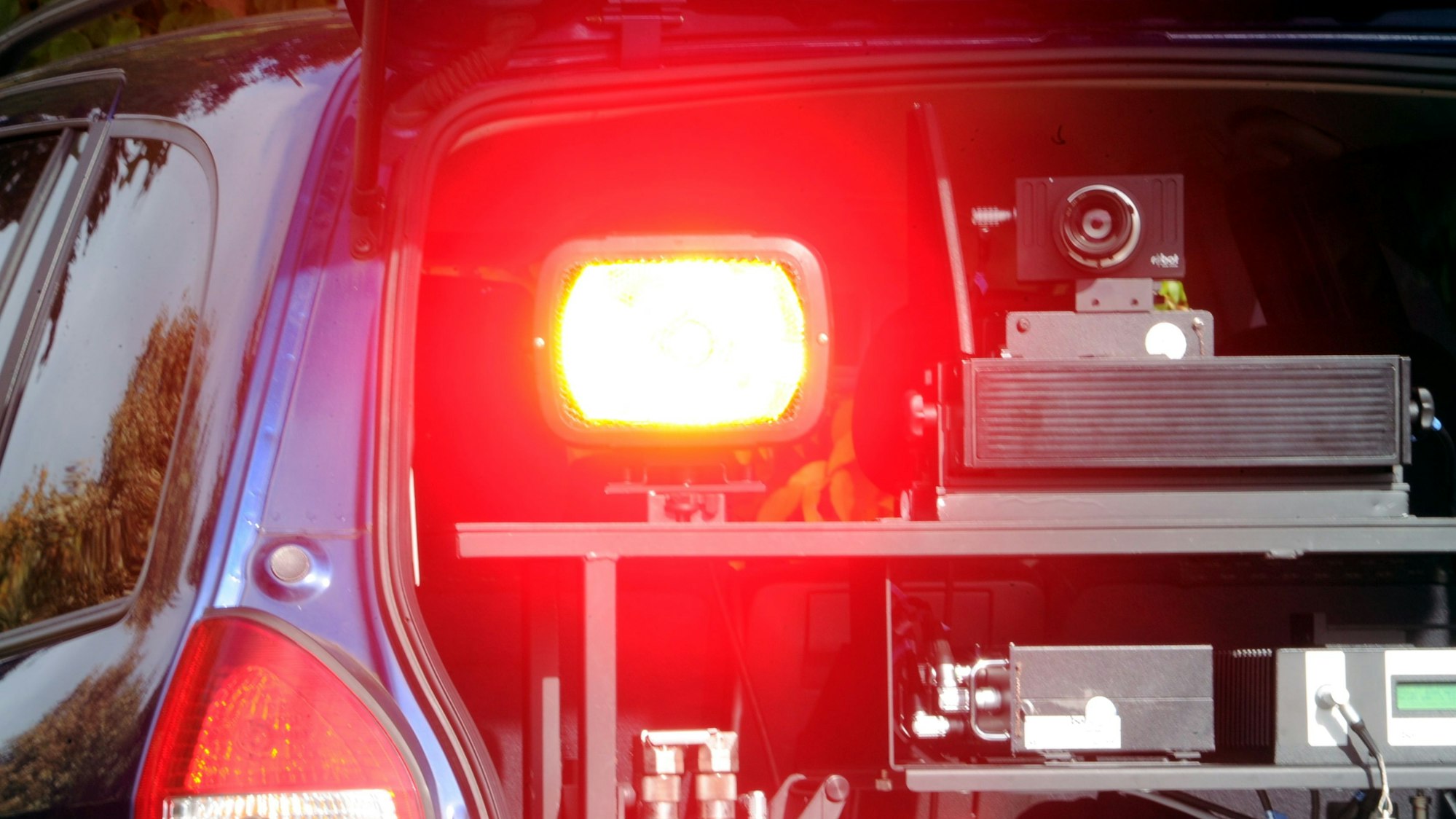 Aus einem zivilen Fahrzeug wird ein Autofahrer geblitzt.