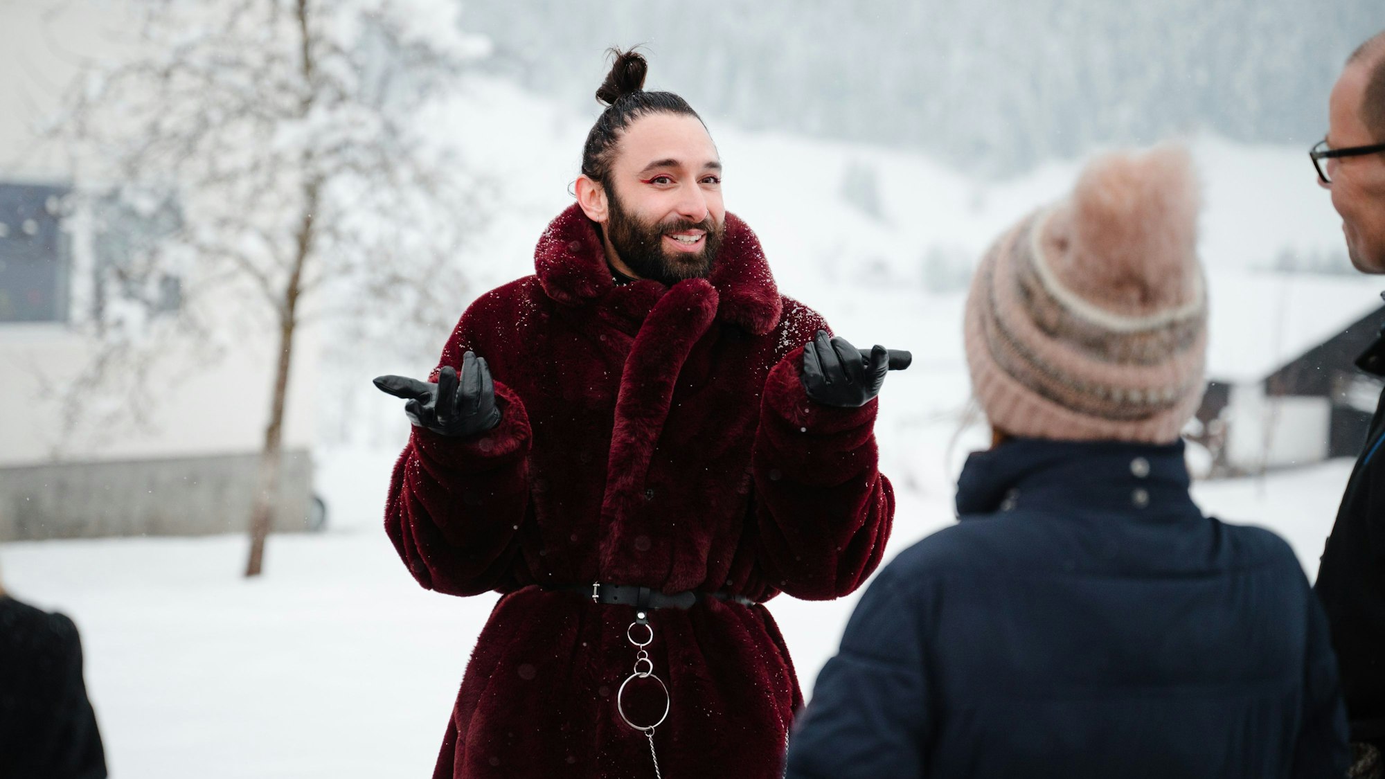 Tom Neuwirth, bekannt als Conchita Wurst, im Gespräch mit Bewohnern in seiner Heimatregion Salzkammergut.