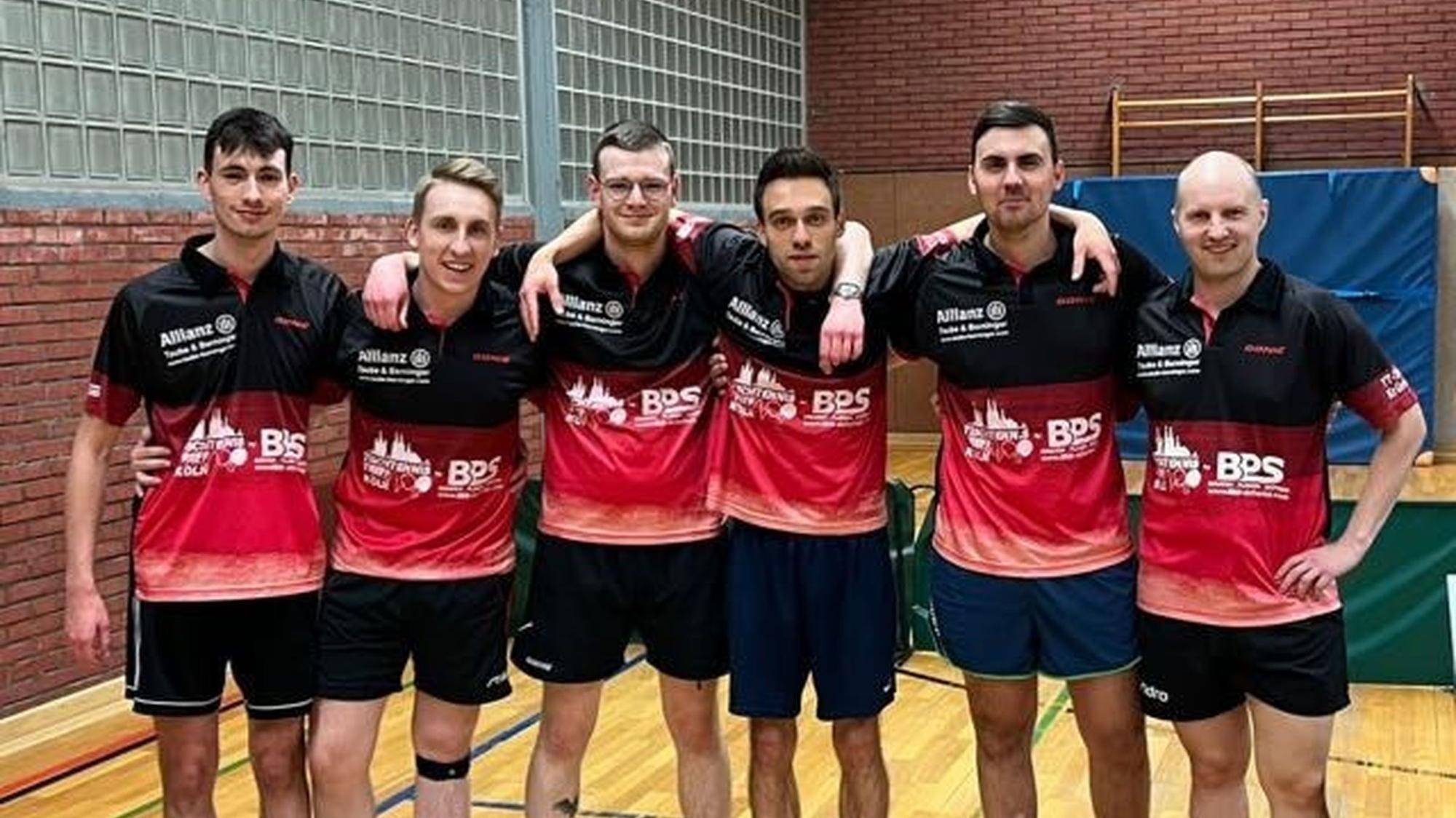 Das Team des TTC Vernich steht in Trikots nebeneinander.