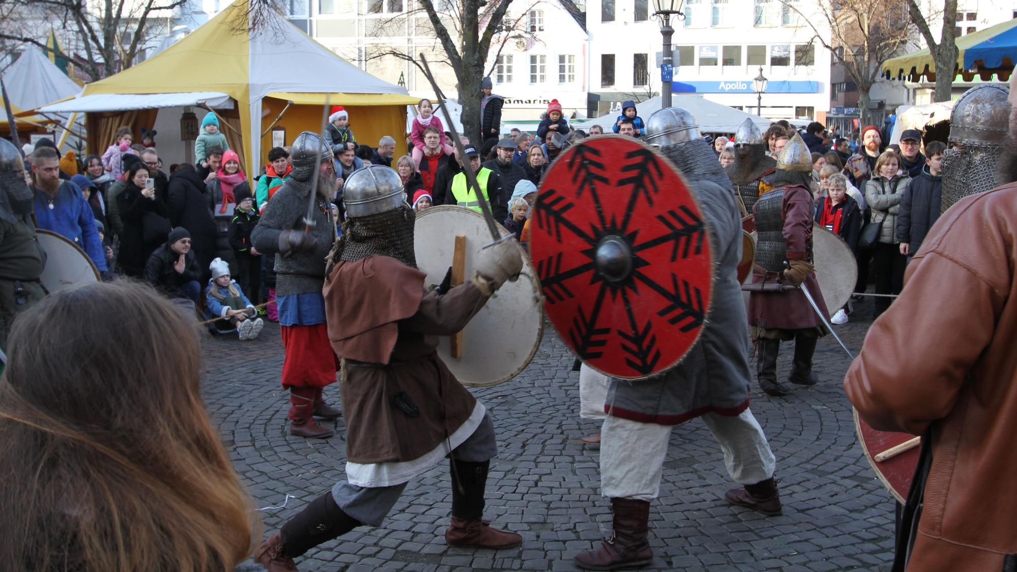 Ritter kämpfen mit Schwertern auf dem mittelalterlichen Markt in Siegburg