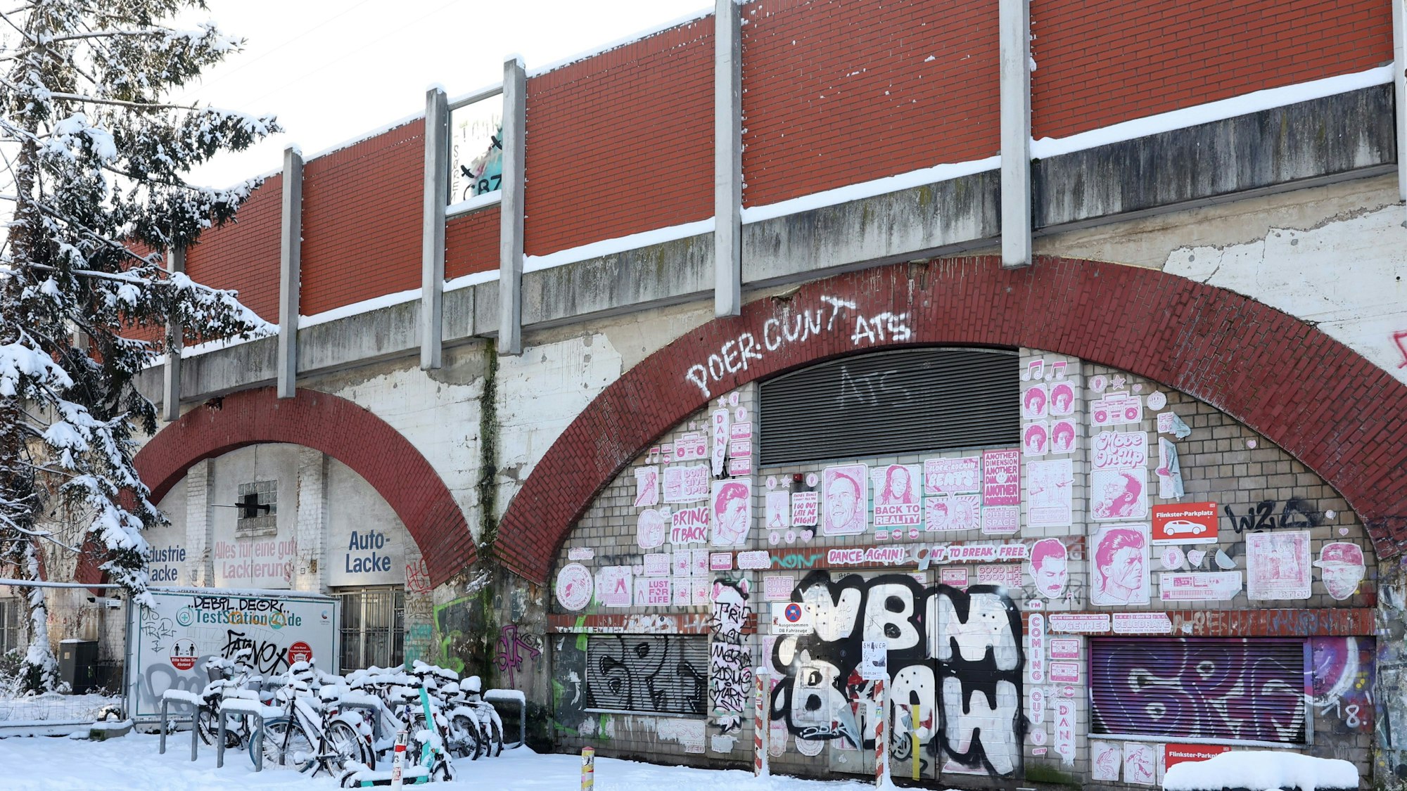 17.01.2024
Köln:
Bahnbögen in der Hüttenstr.
Tut sich endlich was an Kölns Bahnbögen in Ehrenfeld und am Eigelstein? Die Bahn hat den jahrzehntelangen Pächter aus dem Mietvertrag geklagt.
Foto: Martina Goyert