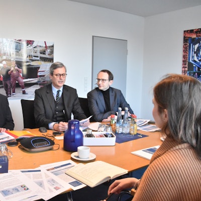 Präsident Stefan Hager (links) und Hauptgeschäftsführer Hubertus Hille sitzen bei einer Pressekonferenz der Industrie- und Handelskammer Bonn/Rhein-Sieg gemeinsam an einem Tisch.