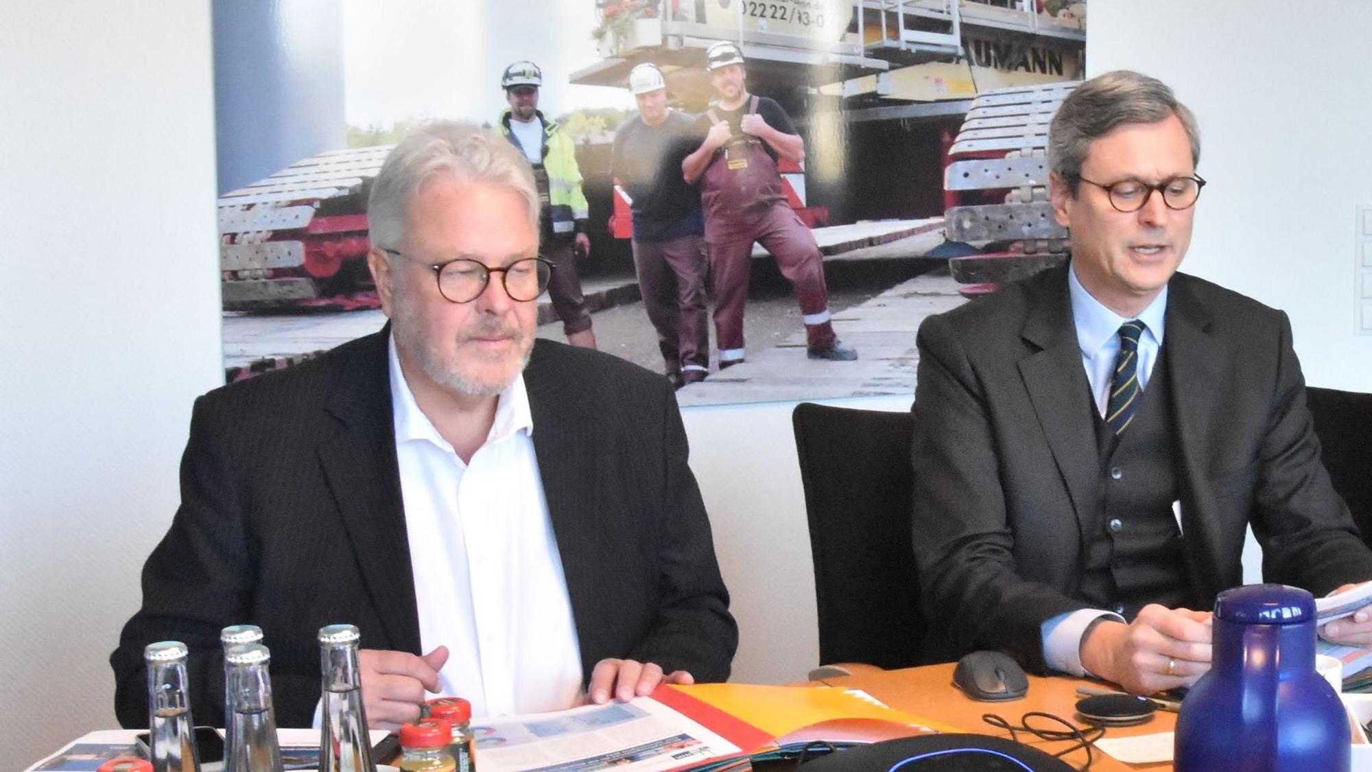 Präsident Stefan Hager (links) und Hauptgeschäftsführer Hubertus Hille sitzen bei einer Pressekonferenz der Industrie- und Handelskammer Bonn/Rhein-Sieg gemeinsam an einem Tisch.