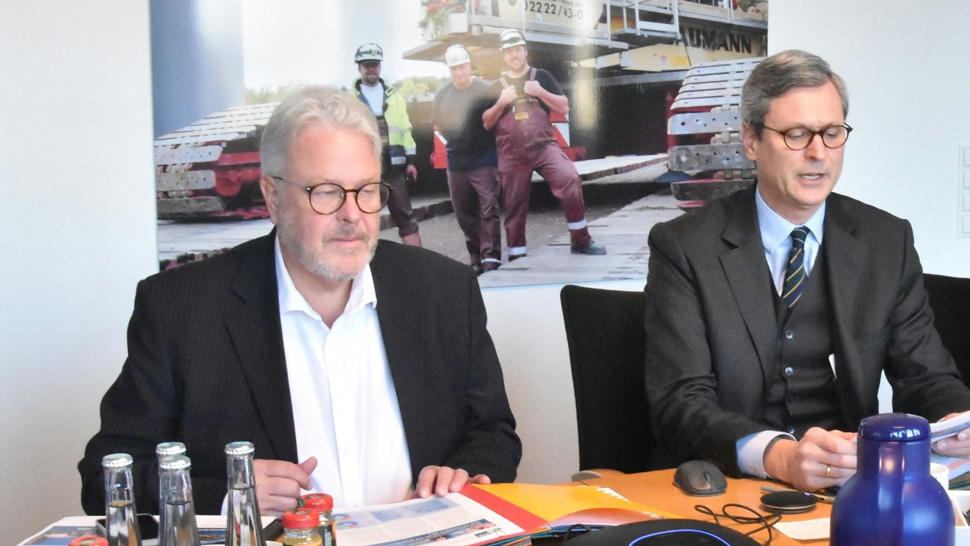 Präsident Stefan Hager (links) und Hauptgeschäftsführer Hubertus Hille sitzen bei einer Pressekonferenz der Industrie- und Handelskammer Bonn/Rhein-Sieg gemeinsam an einem Tisch.