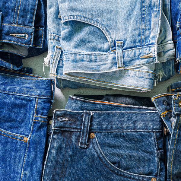 Das Foto zeigt verschiedene Jeanshosen auf einer Auslage.