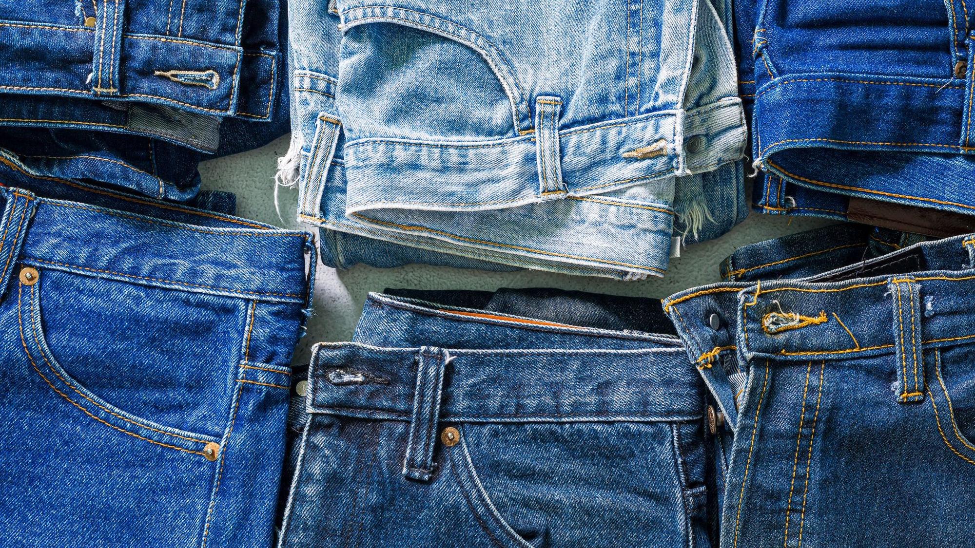 Das Foto zeigt verschiedene Jeanshosen auf einer Auslage.