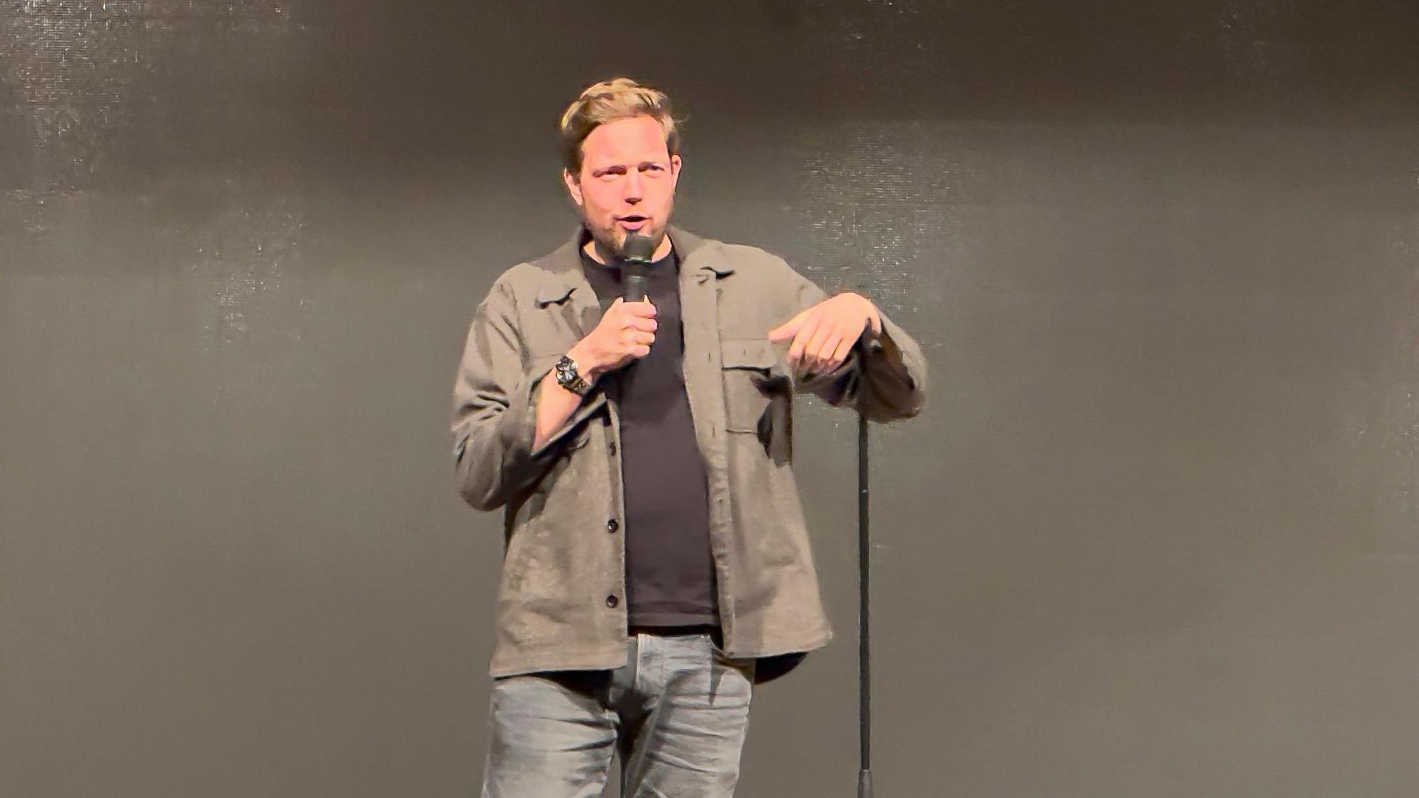 Das Foto zeigt den Comedian Bastien Bielendorfer.