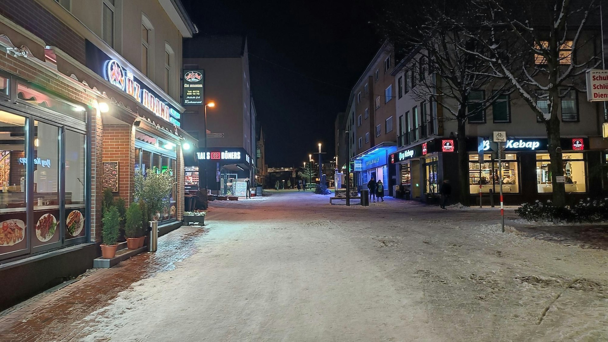 In der Opladener Bahnhofstrasse finden sich auf wenigen Metern eine Vielzahl an Restaurants, in denen man Döner essen kann.