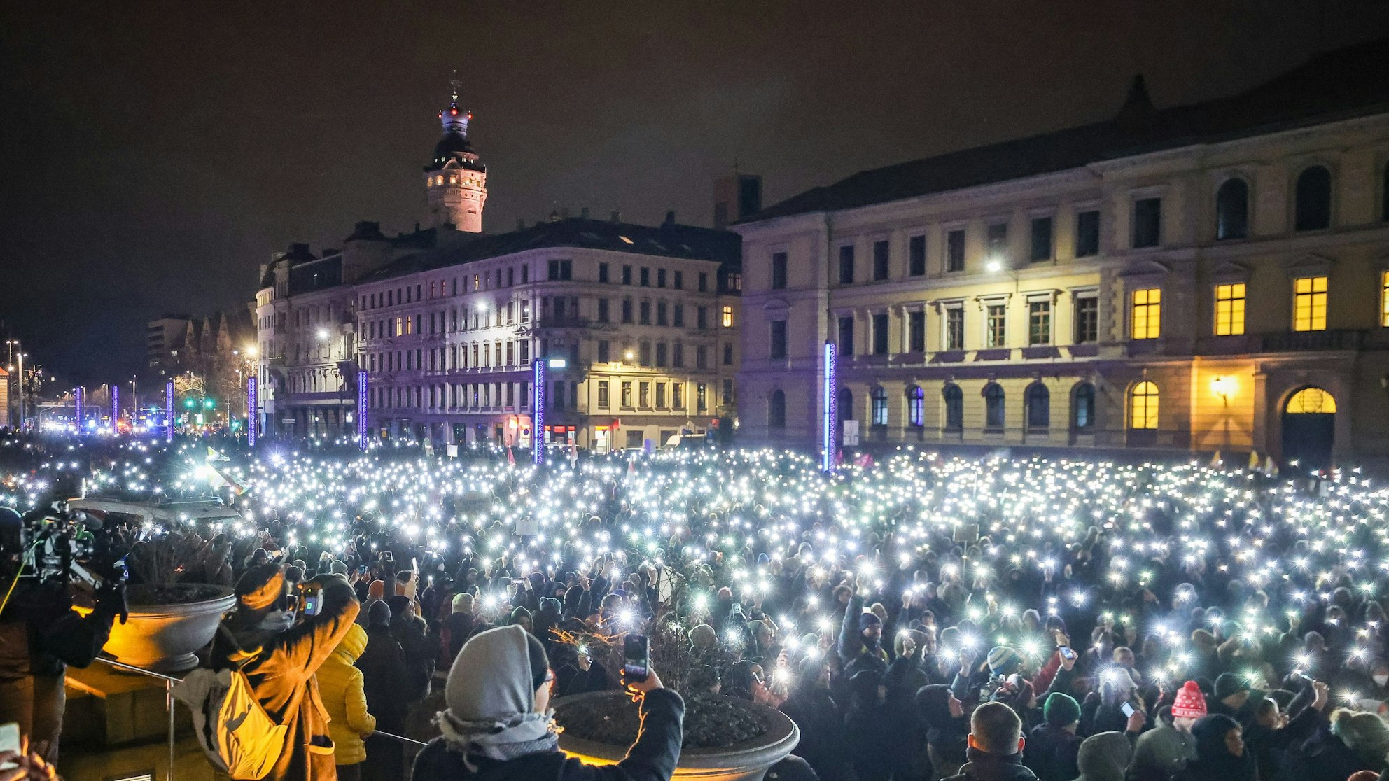 Leipzig: Zahlreiche Teilnehmer leuchten mit den Taschenlampen ihrer Handys während einer Demonstration vor dem Bundesverwaltungsgericht. (Archivbild)