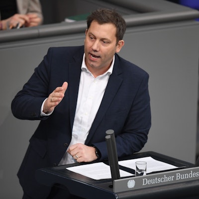 SPD-Chef Lars Klingbeil spricht im Bundestag. Er nannte 2024 das „Jahr des Kampfes“ gegen die AfD. (Archivbild)