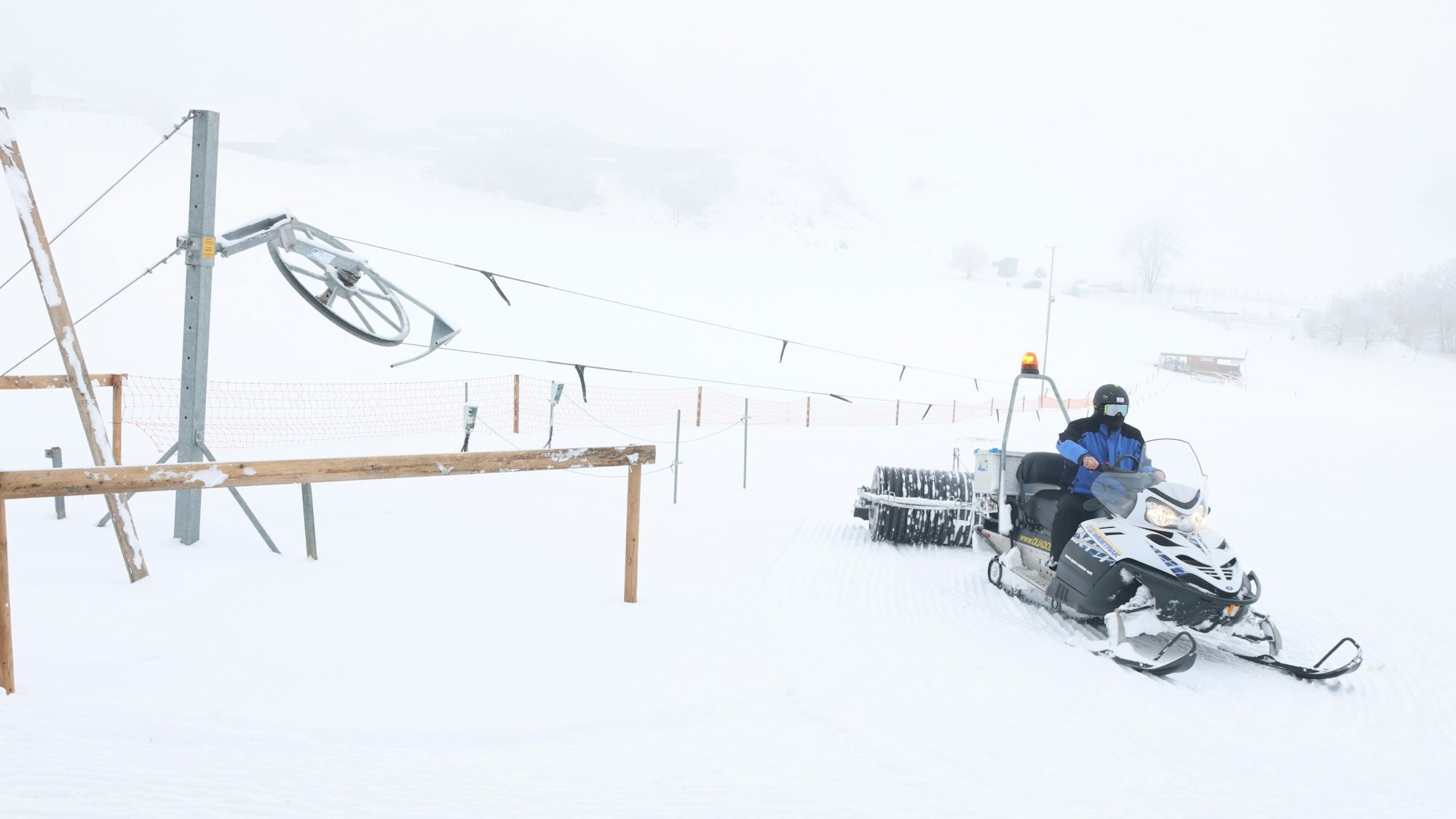 Axel Krämer walzt den Rodelhang beim Schlepplift.