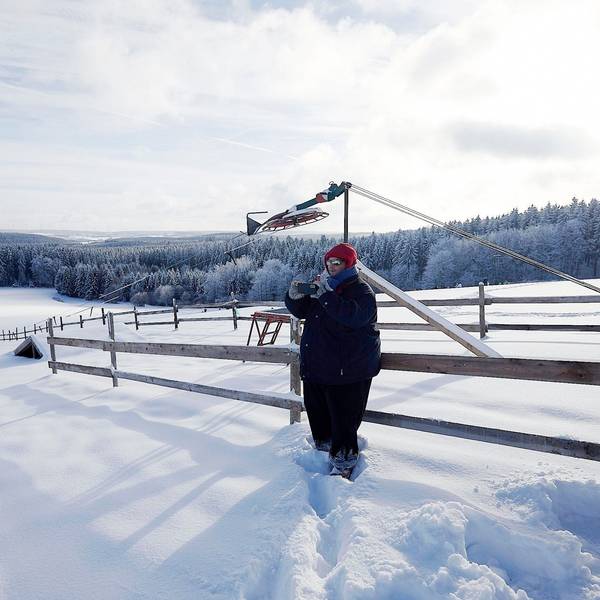 Das Bild zeigt den verschneiten Rodellift am Weißen Stein in Hellenthal-Udenbreth.