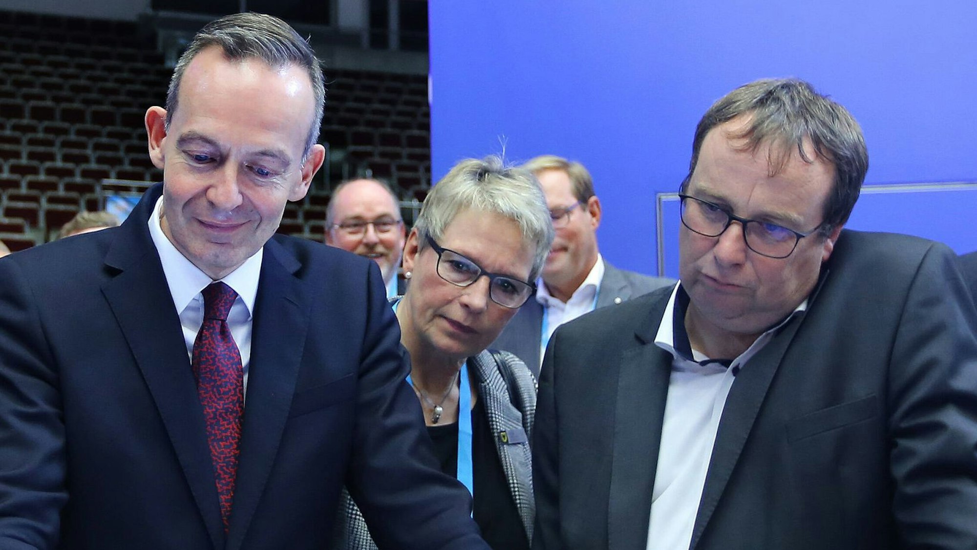 Verkehrsminister Dr. Volker Wissing und Umwelt-und Verkehrsminister Oliver Krischer, NRW informieren sich auf einem Ausstellungsrundgang über Innovationen.