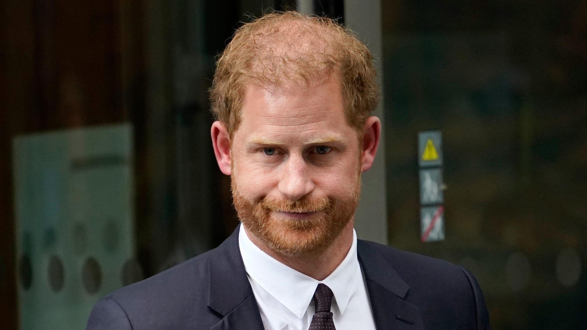 Prinz Harry verlässt im Juni 2023 nach seiner Aussage den High Court.