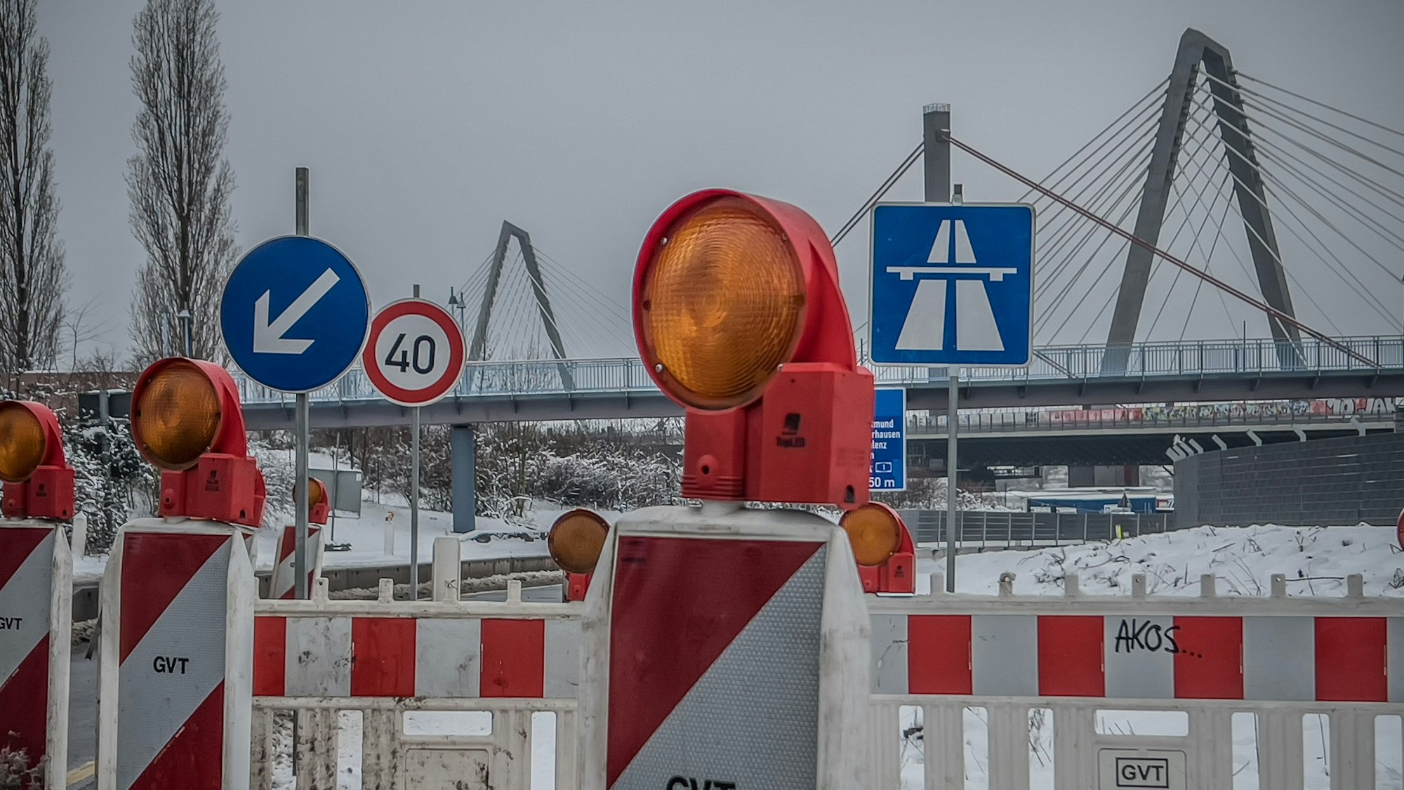 Eine Autobahn wird abgesperrt.