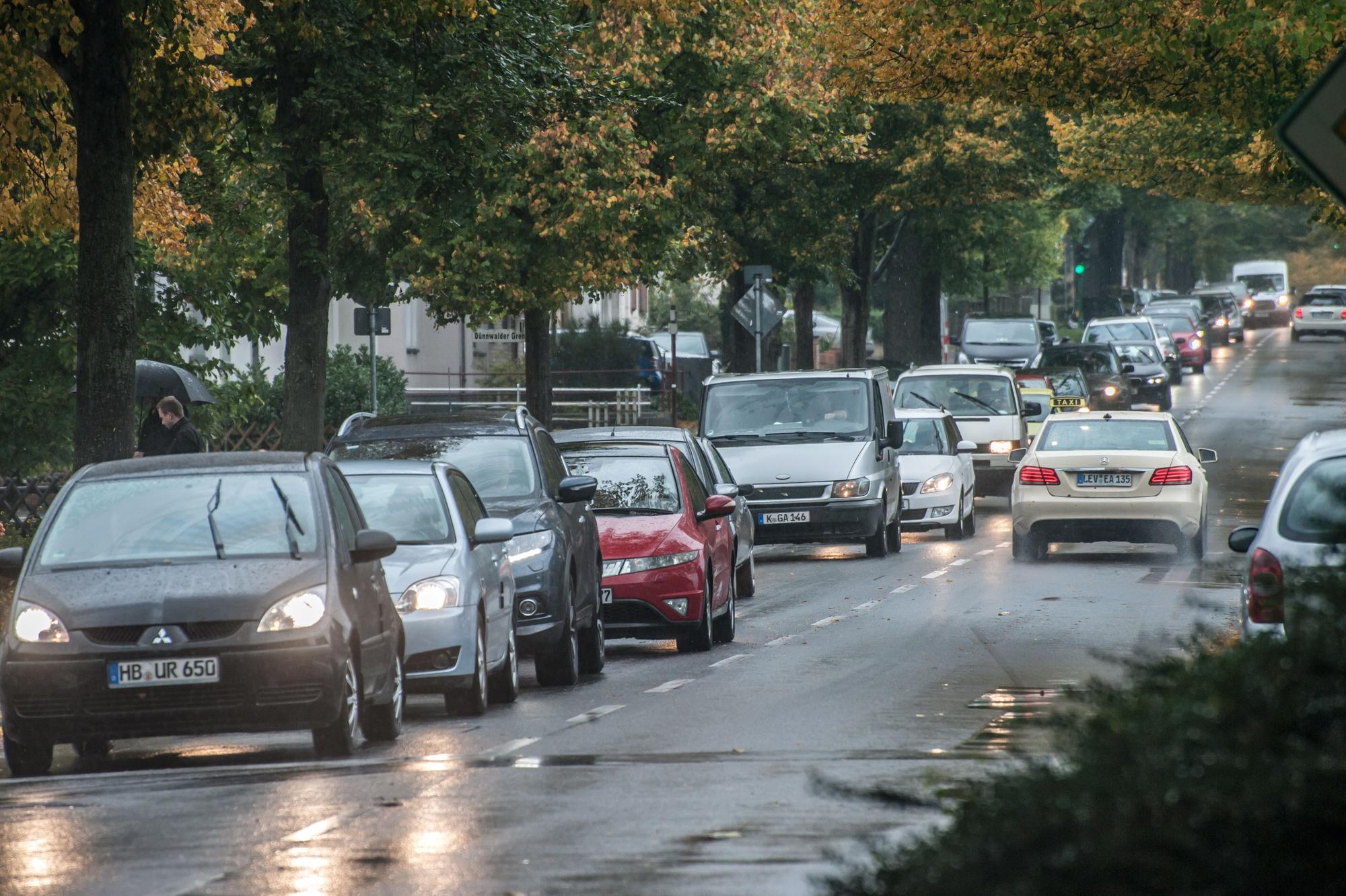 während Autobahnsperre A3: Stau auf der B51 von Burscheid über Schlebusch bis Köln Foto: Ralf Krieger