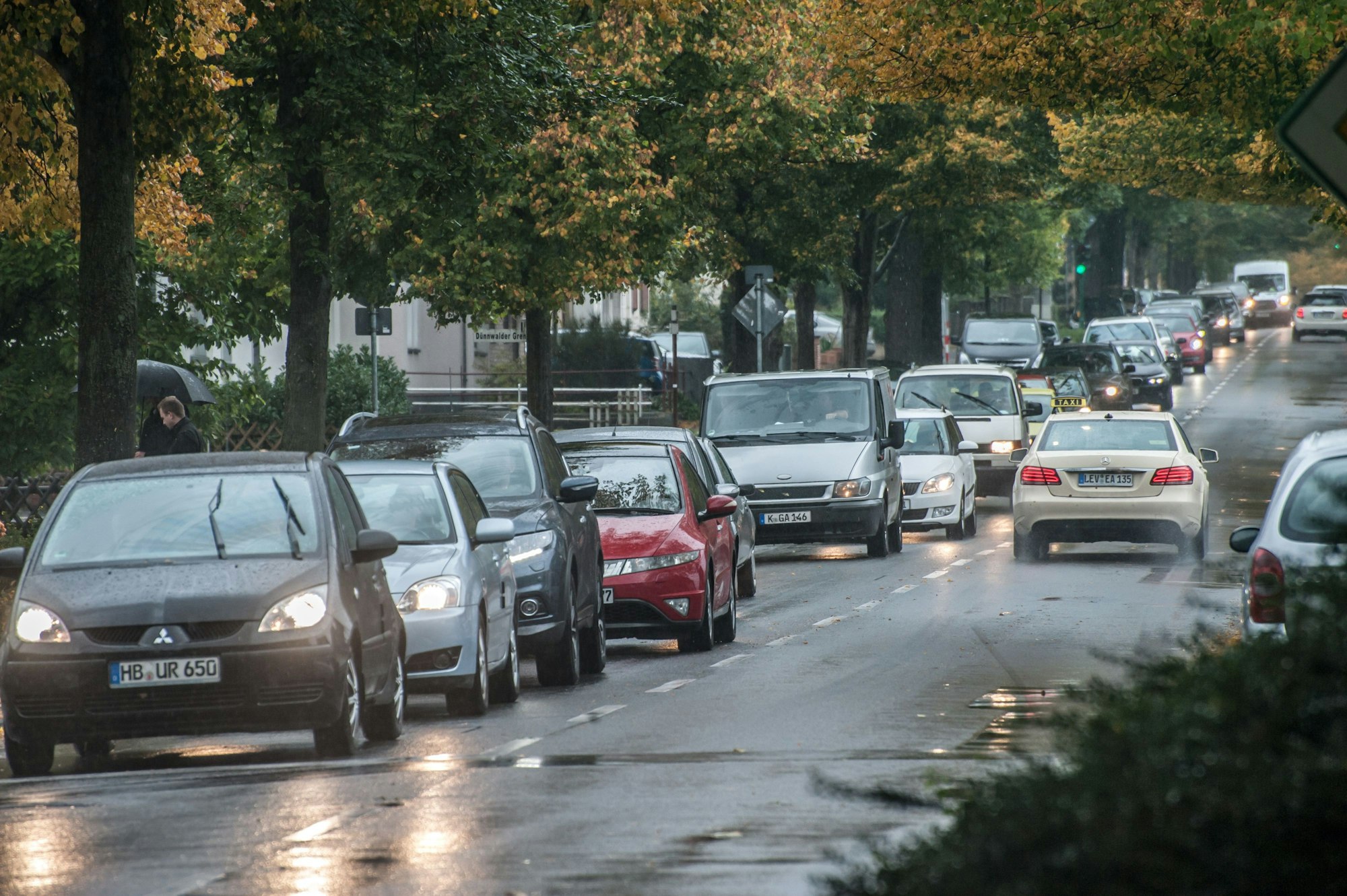 während Autobahnsperre A3: Stau auf der B51 von Burscheid über Schlebusch bis Köln   Foto: Ralf Krieger