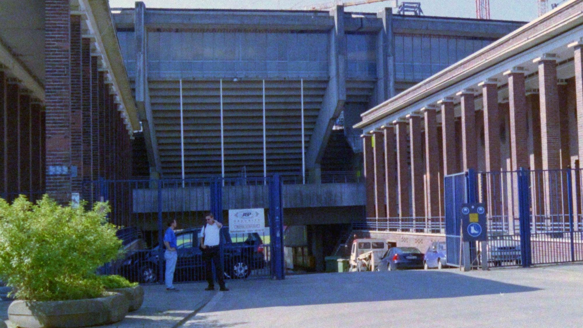 Vor dem Marathontor des Müngersdorfer Stadions ist ein geöffnetes blaues Eisentor zu sehen. An Spieltagen verwehrt es den Stadionbesuchern den Zugang zum Innenraum der Arena.
