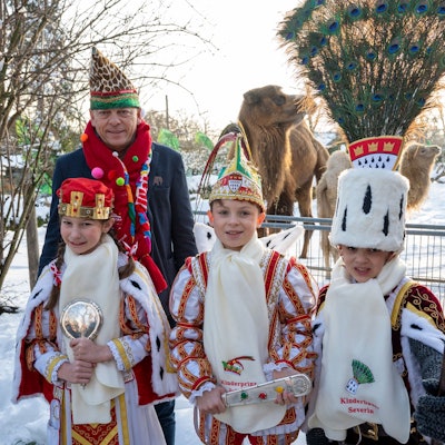 Das Kinderdreigestirn besucht den Zoo.