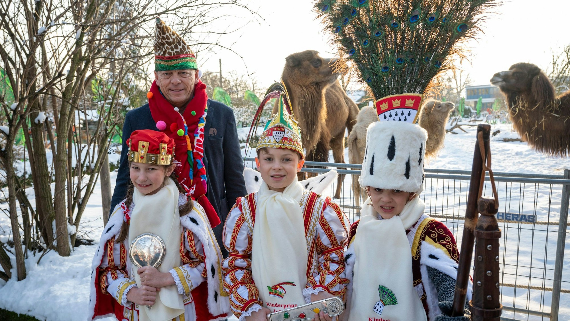 Das Kinderdreigestirn besucht den Zoo.