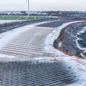 Eine Luftaufnahme der Felder: Die drei Agri-Photovoltaik-Testanlagen am nördlichen Stadtrand von Bedburg sind in Betrieb gegangen.