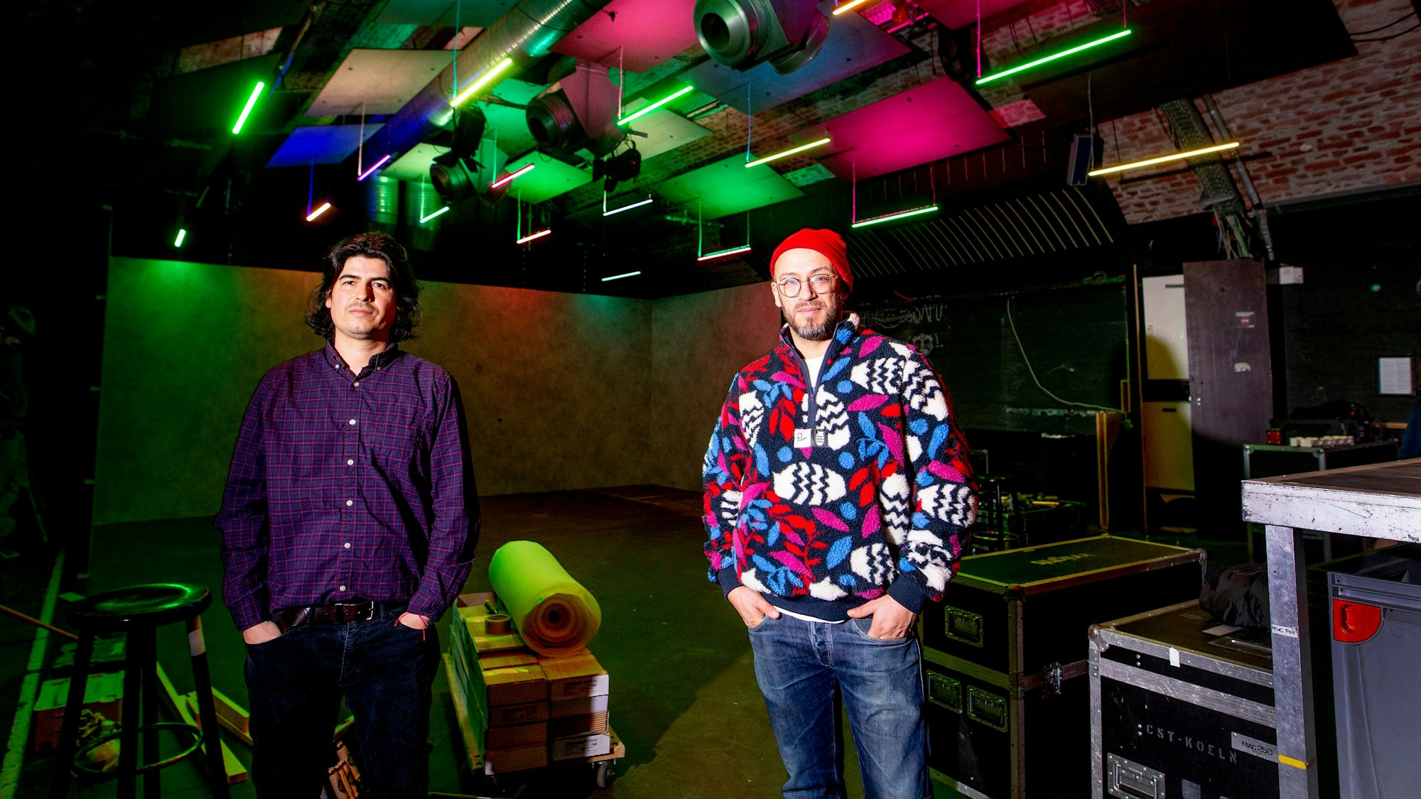 21.12.2020, Köln: Die Inhaber Mankel Brinkmann (L) und Gabriel Riquelme im leeren Club Bahnhof Ehrenfeld während des Lockdowns in der Corona-Krise.Foto: Thilo Schmülgen