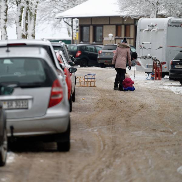 Überfüllt ist ein Parkplatz im Skigebiet „Weißer Stein“ in der Eifel. (Archivbild)
