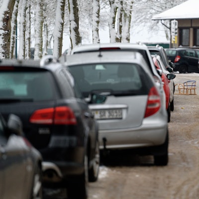 Überfüllt ist ein Parkplatz im Skigebiet „Weißer Stein“ in der Eifel. (Archivbild)