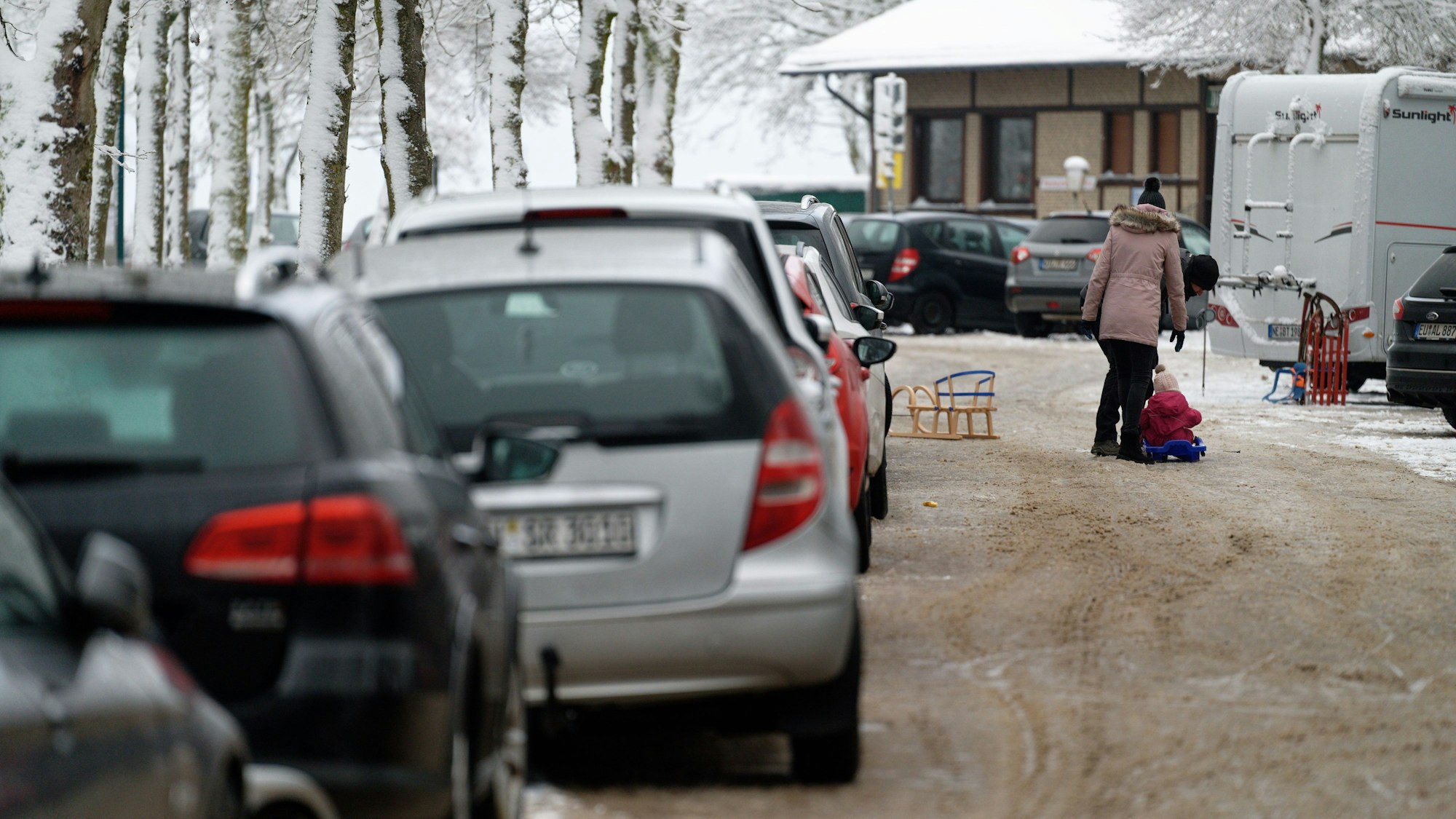 Überfüllt ist ein Parkplatz im Skigebiet „Weißer Stein“ in der Eifel. (Archivbild)