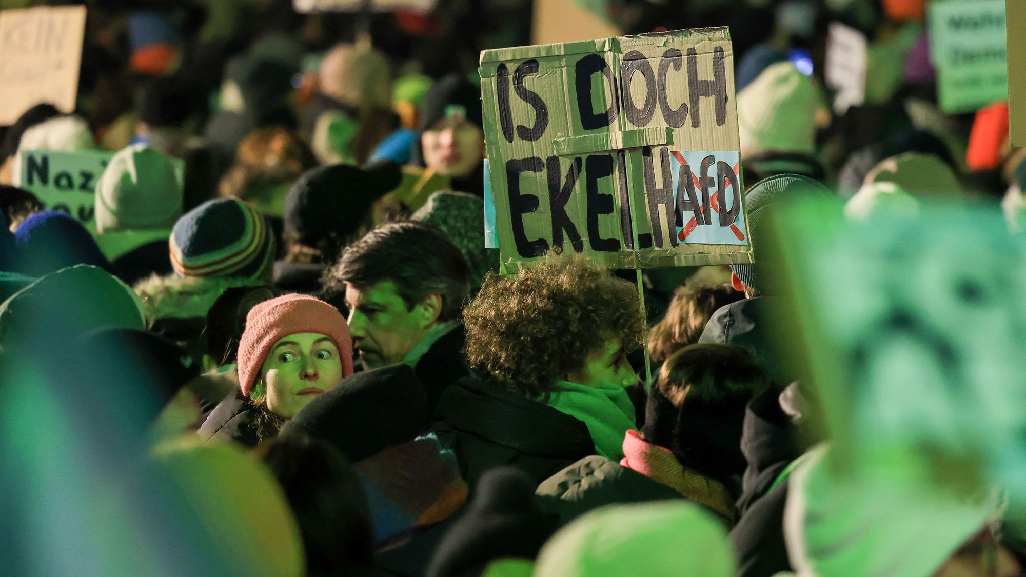 Demo gegen Rechts auf dem Heumarkt.