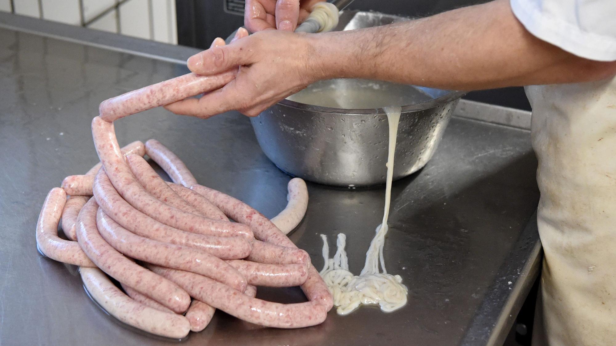 Wurstproduktion in einer Fleischerei (Archivbild)