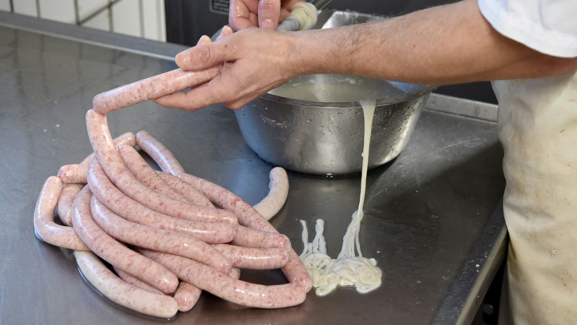 Wurstproduktion in einer Fleischerei (Archivbild)