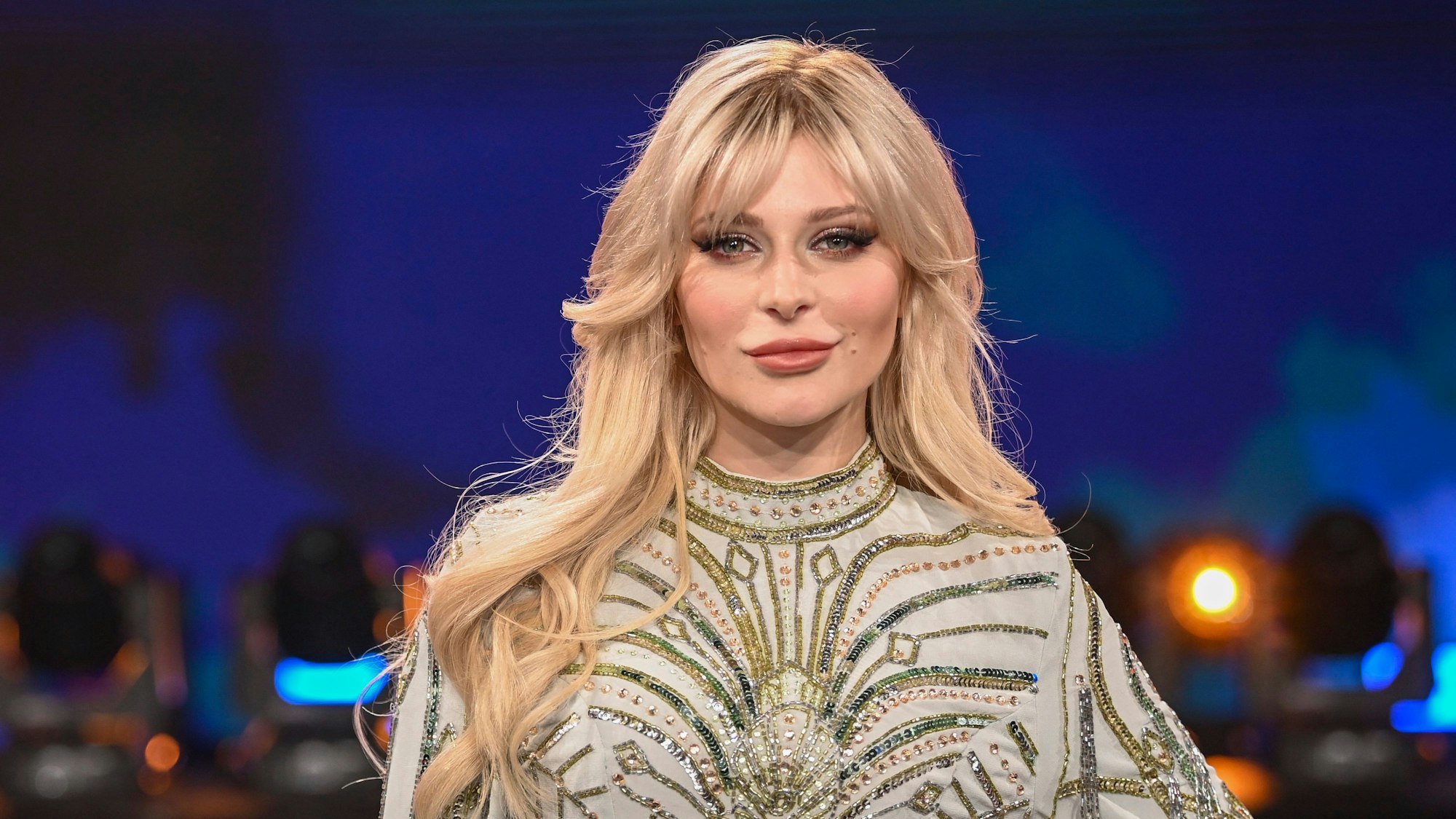 Die Sängerin Marie Reim steht nach der Aufzeichnung der „Beatrice Egli Show“ in Berlin-Adlershof auf der Bühne.