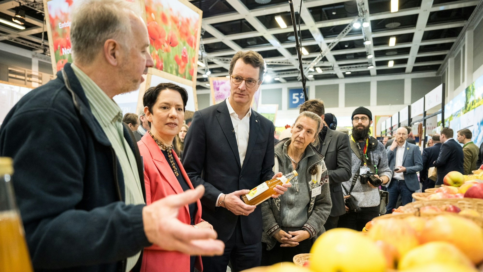 Dieter Steinwarz am Stand der Biostation des Rhein-Sieg-Kreises auf der Grünen Woche 2024 in Berlin mit NRW-Landwirtschaftsministerin Silke Gorißen, NRW-Miniterpräsident Hendrik Wüst und Barbara Bouillon von der Biostation (v.l.)