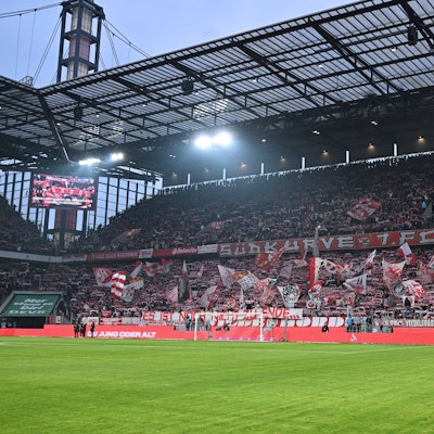 Stimmung der Fans in der Südkurve des Rhein Energie STadions vor dem Spiel 13.01.2024, Fussball 1. Bundesliga, 17. Spieltag, Saison 2023/2024 1. FC Köln - 1. FC Heidenheim 1:1 Koeln Rhein-Energie-Stadion Nordrhein Westfalen Deutschland *** Mood of the fans in the south curve of the Rhein Energie STadion before the match 13 01 2024, Soccer 1 Bundesliga, Matchday 17, Season 2023 2024 1 FC Köln 1 FC Heidenheim 1 1 Koeln Rhein Energie Stadion Nordrhein Westfalen Germany Team2