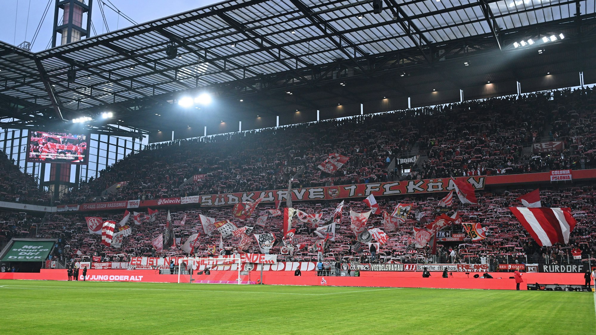 Stimmung der Fans in der Südkurve des Rhein Energie STadions vor dem Spiel 13.01.2024, Fussball 1. Bundesliga, 17. Spieltag, Saison 2023/2024 1. FC Köln - 1. FC Heidenheim 1:1 Koeln Rhein-Energie-Stadion Nordrhein Westfalen Deutschland *** Mood of the fans in the south curve of the Rhein Energie STadion before the match 13 01 2024, Soccer 1 Bundesliga, Matchday 17, Season 2023 2024 1 FC Köln 1 FC Heidenheim 1 1 Koeln Rhein Energie Stadion Nordrhein Westfalen Germany Team2
