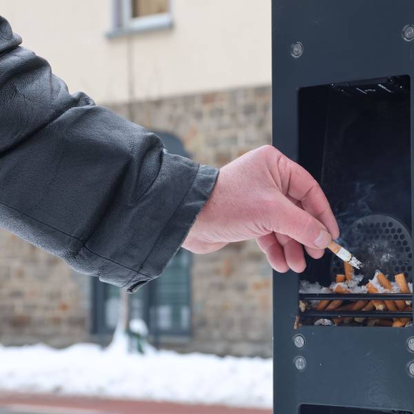 Gerade landen eher Zigarettenstummel als Handys in den Ladestationen an der Waldbröler Kaiserstraße. Zwei Säulen bieten dort die Möglichkeit, das Smartphone kostenlos aufzuladen. Das Foto zeigt die Station an der Einmündung zur Gerichtsstraße.