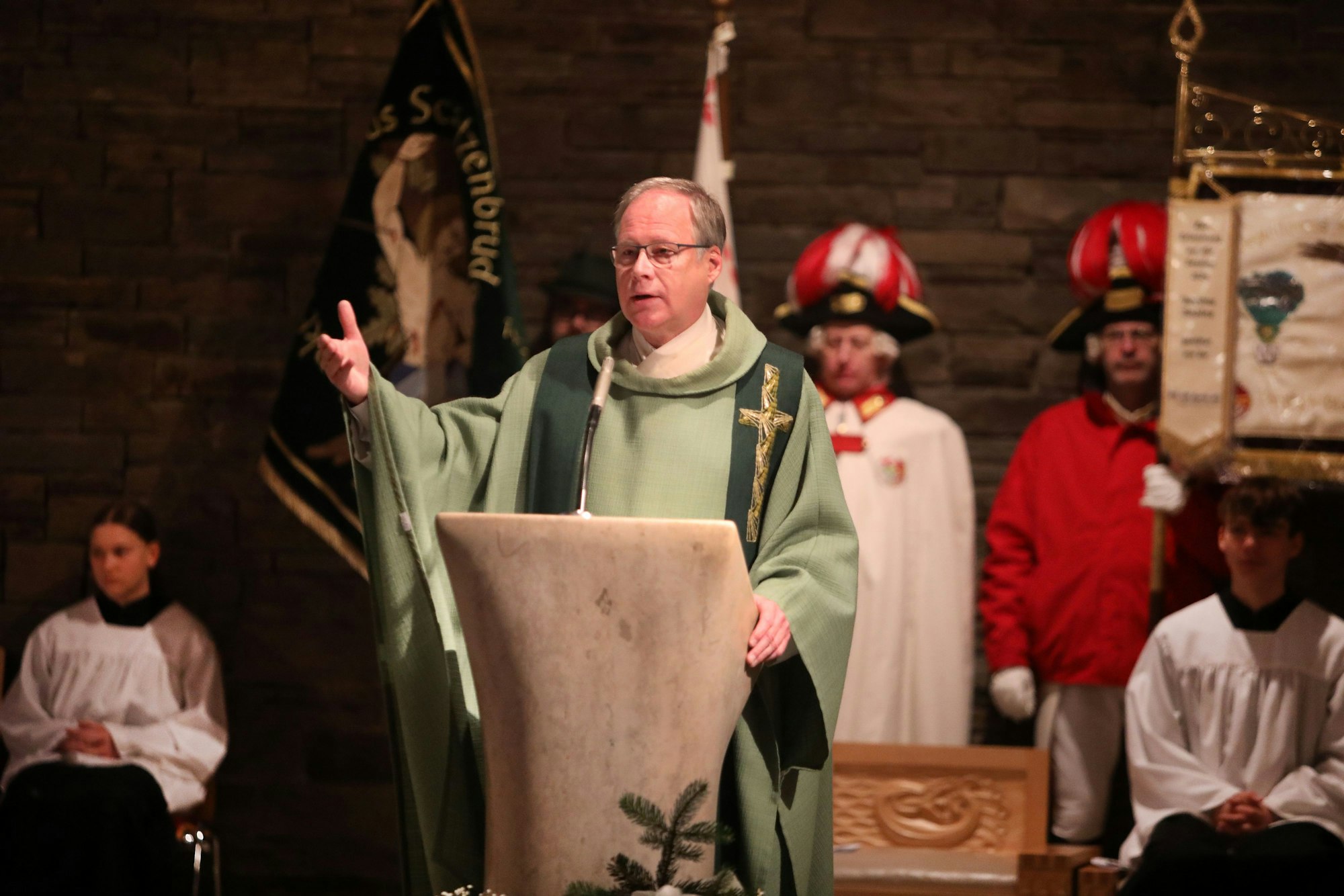 Das Foto zeigt Pastor Wilhelm Darscheid auf dem Patronatsfest der Hander Schützen