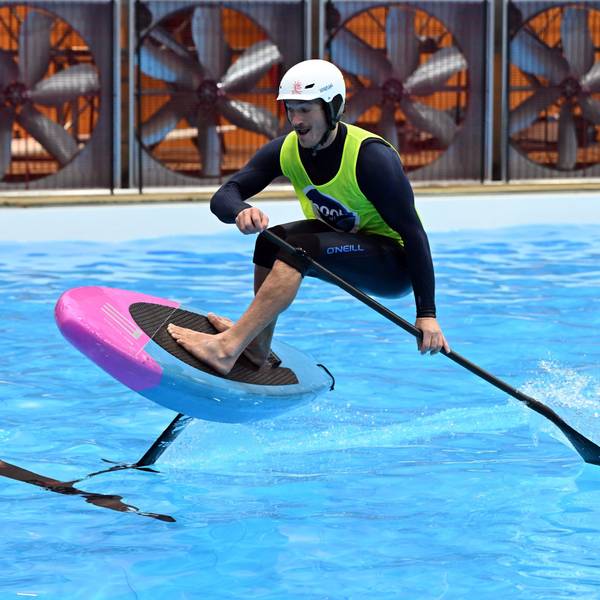 Der Schweizer Balz Müller fährt auf einem Pumpfoiling-Board.