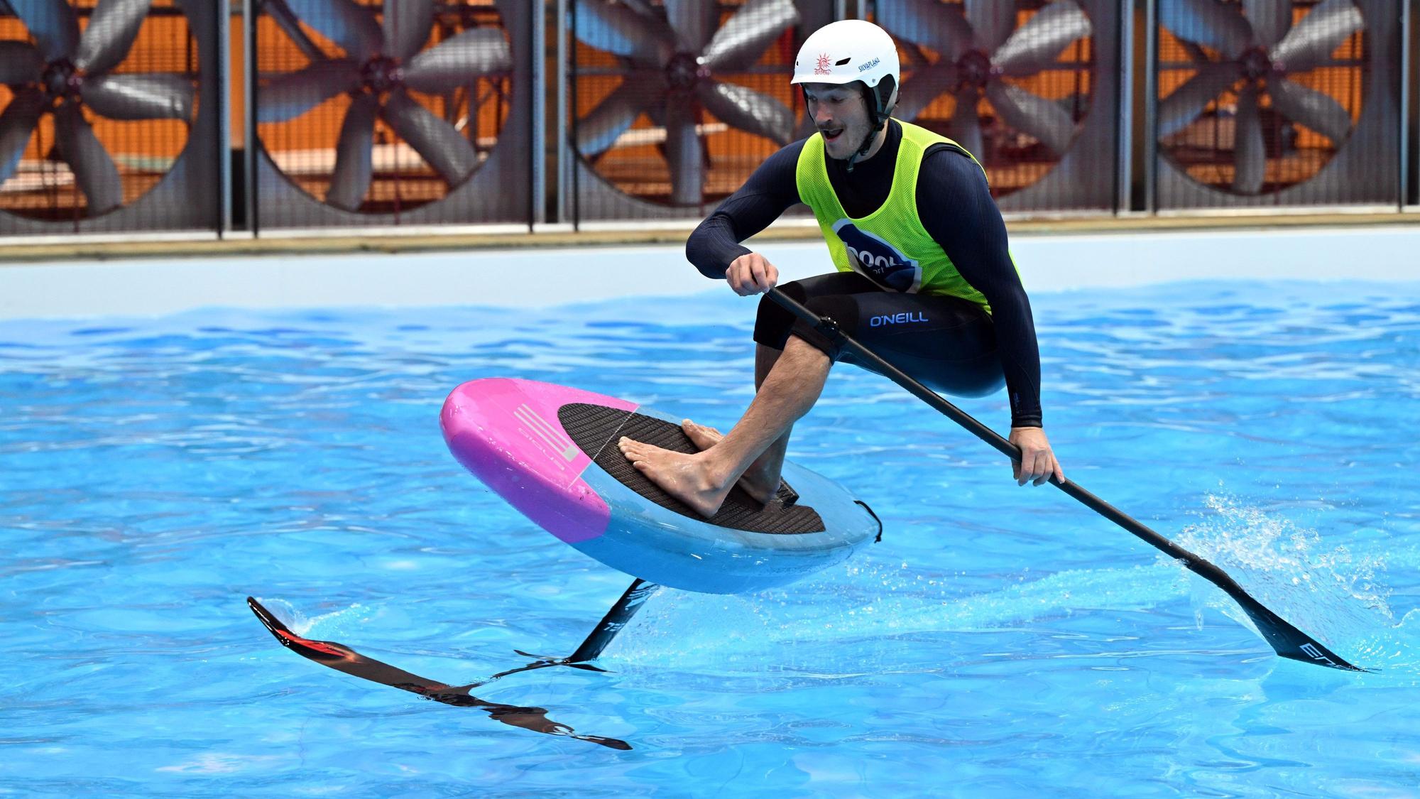 Der Schweizer Balz Müller fährt auf einem Pumpfoiling-Board.