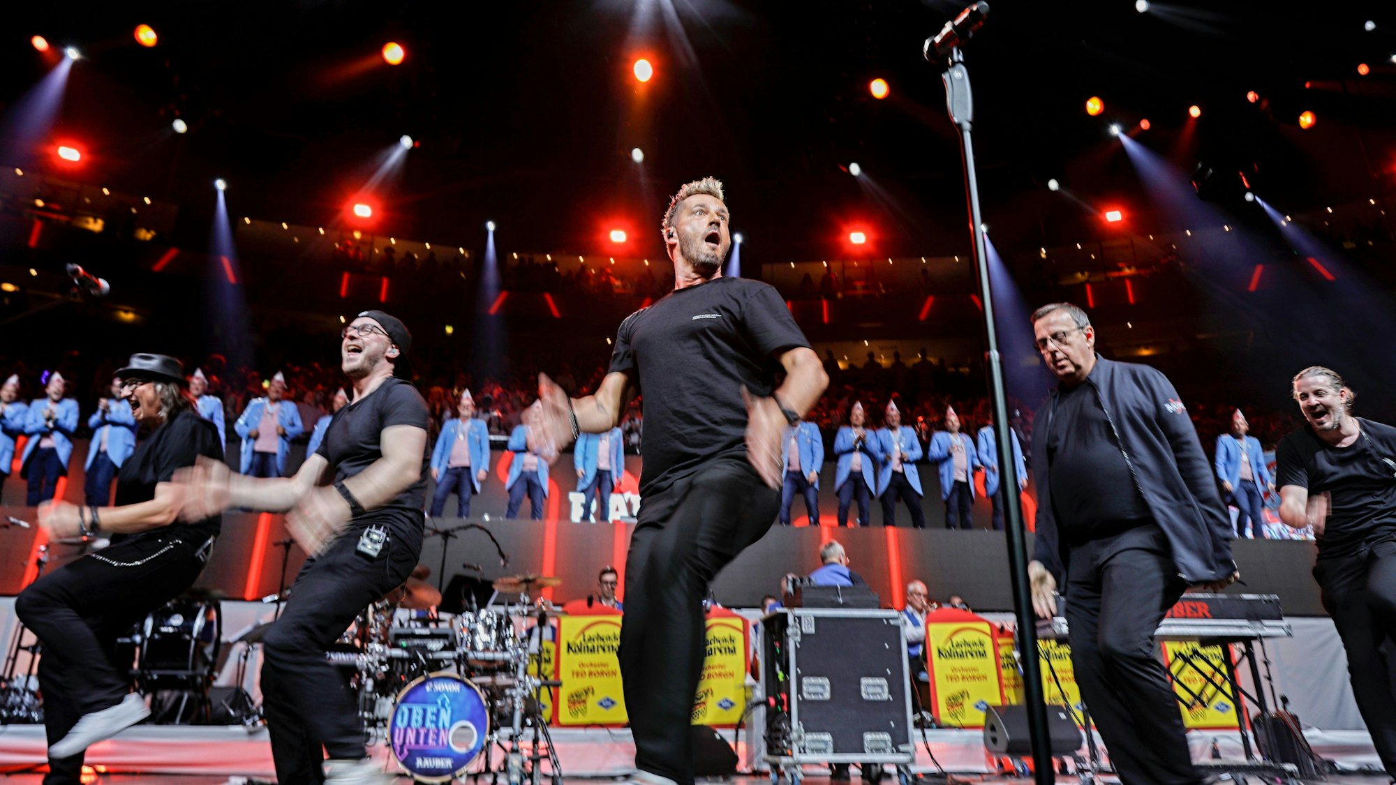 Die Band Räuber tanzt auf der Bühne.