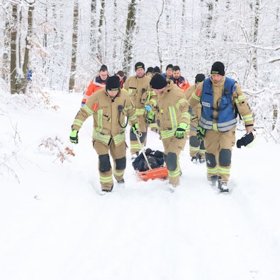 Verletztentransport durch die Feuerwehr.