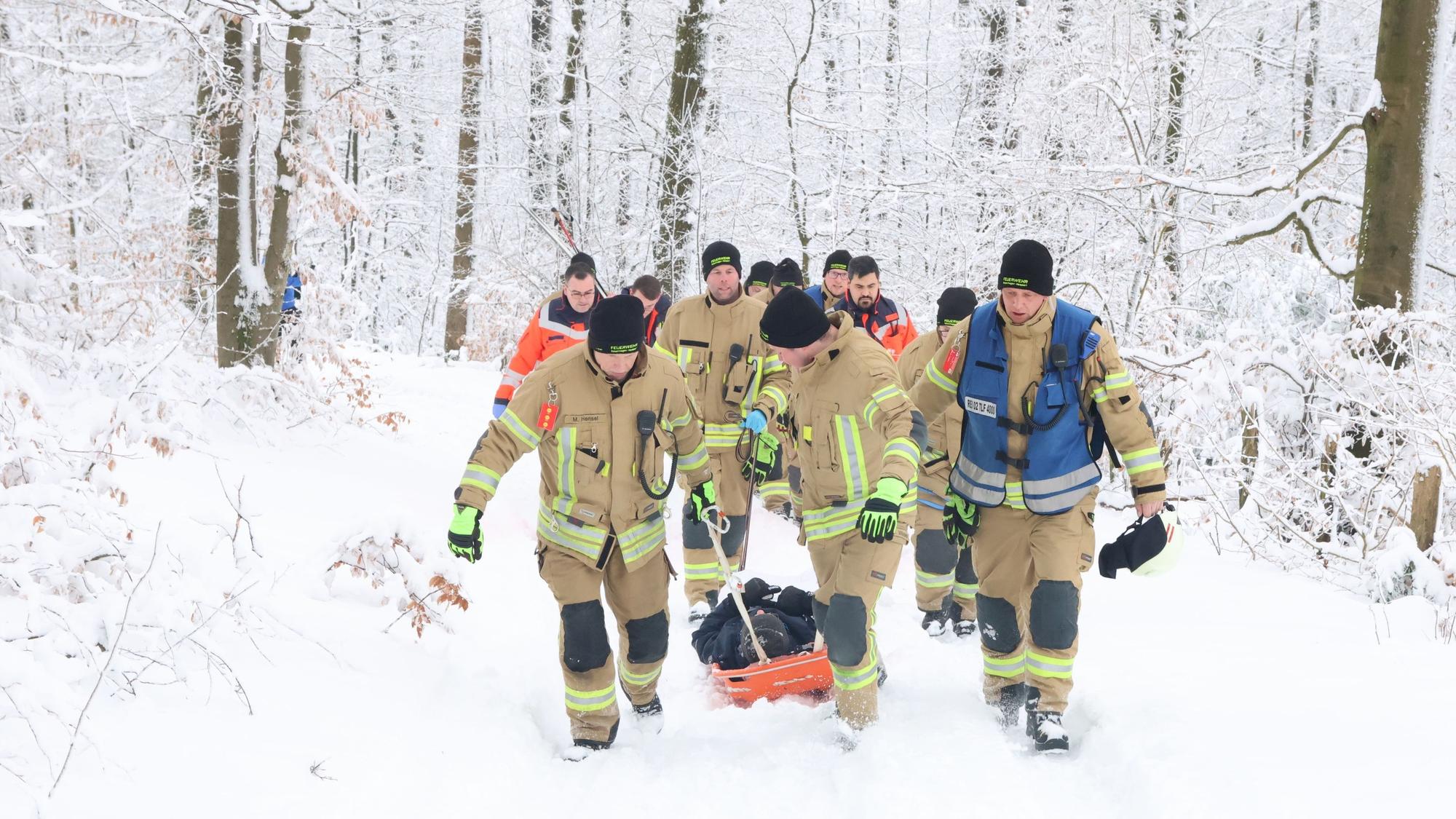 Verletztentransport durch die Feuerwehr.