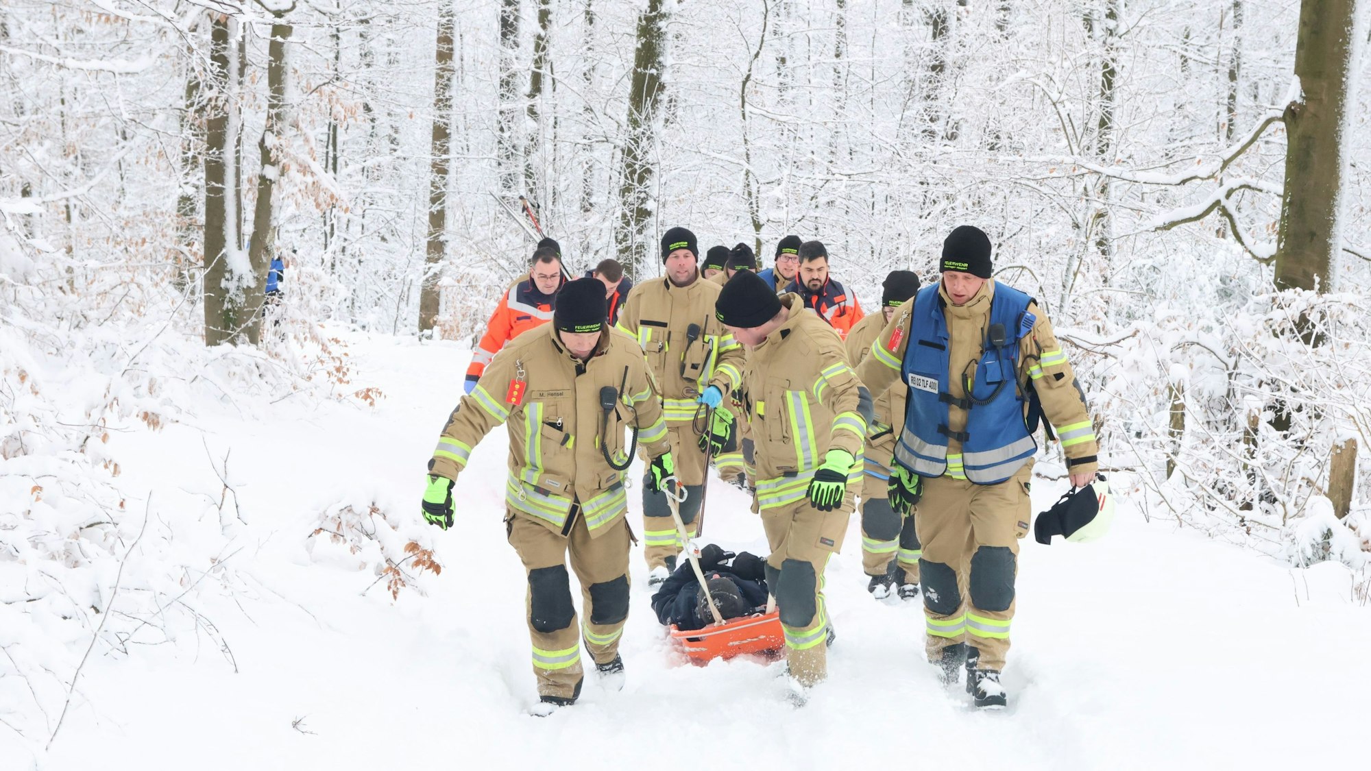 Verletztentransport durch die Feuerwehr.