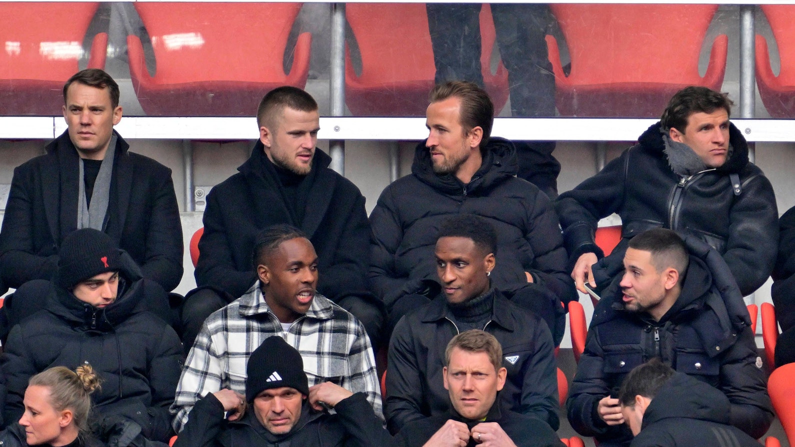 Spieler der aktuellen Mannschaft des FC Bayern München wie Manuel Neuer oder Thomas Müller nahmen an der Trauerfeier teil.