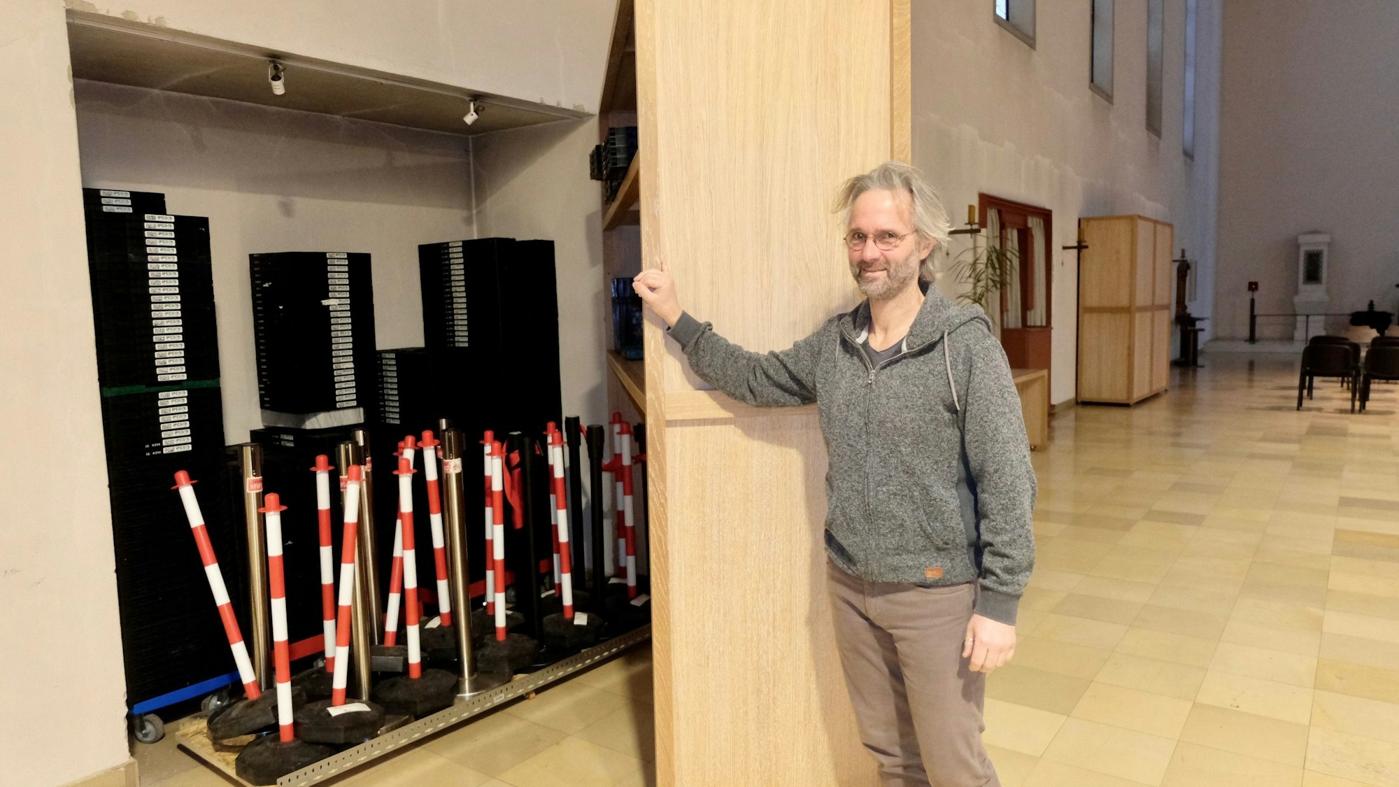 Ein Mann steht an einer Tür.