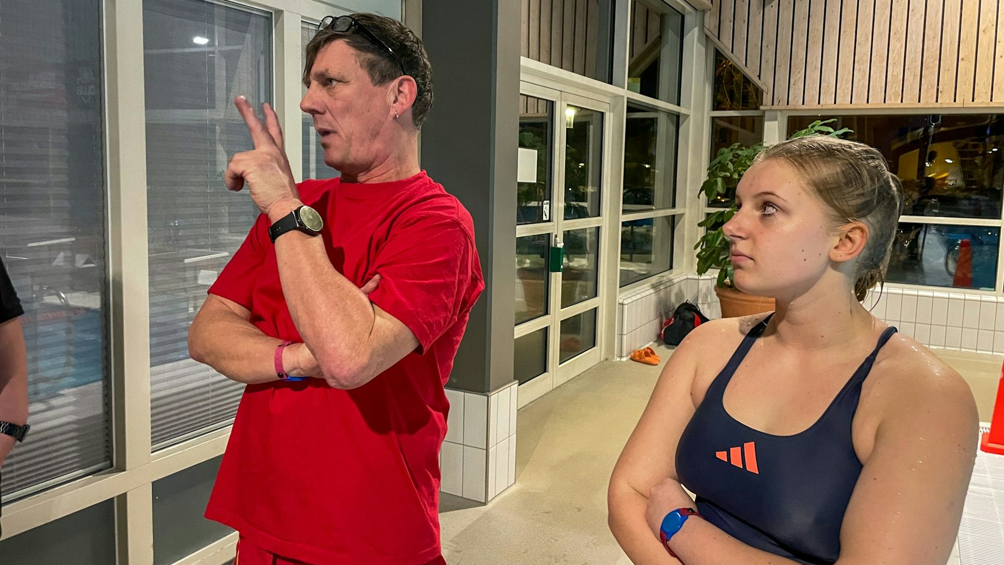 André Hornig (stellvertretender DLRG-Bezirksleiter) weist die Interessenten ein.