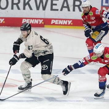 Vor 14.200 Zuschauern in der ausverkauften Arena am Ostbahnhof kassierte der KEC in einem wilden Spiel, in dem es wild hin und her ging, ein 4:5 (0:2, 3:1,1:1/0:1) nach Verlängerung.