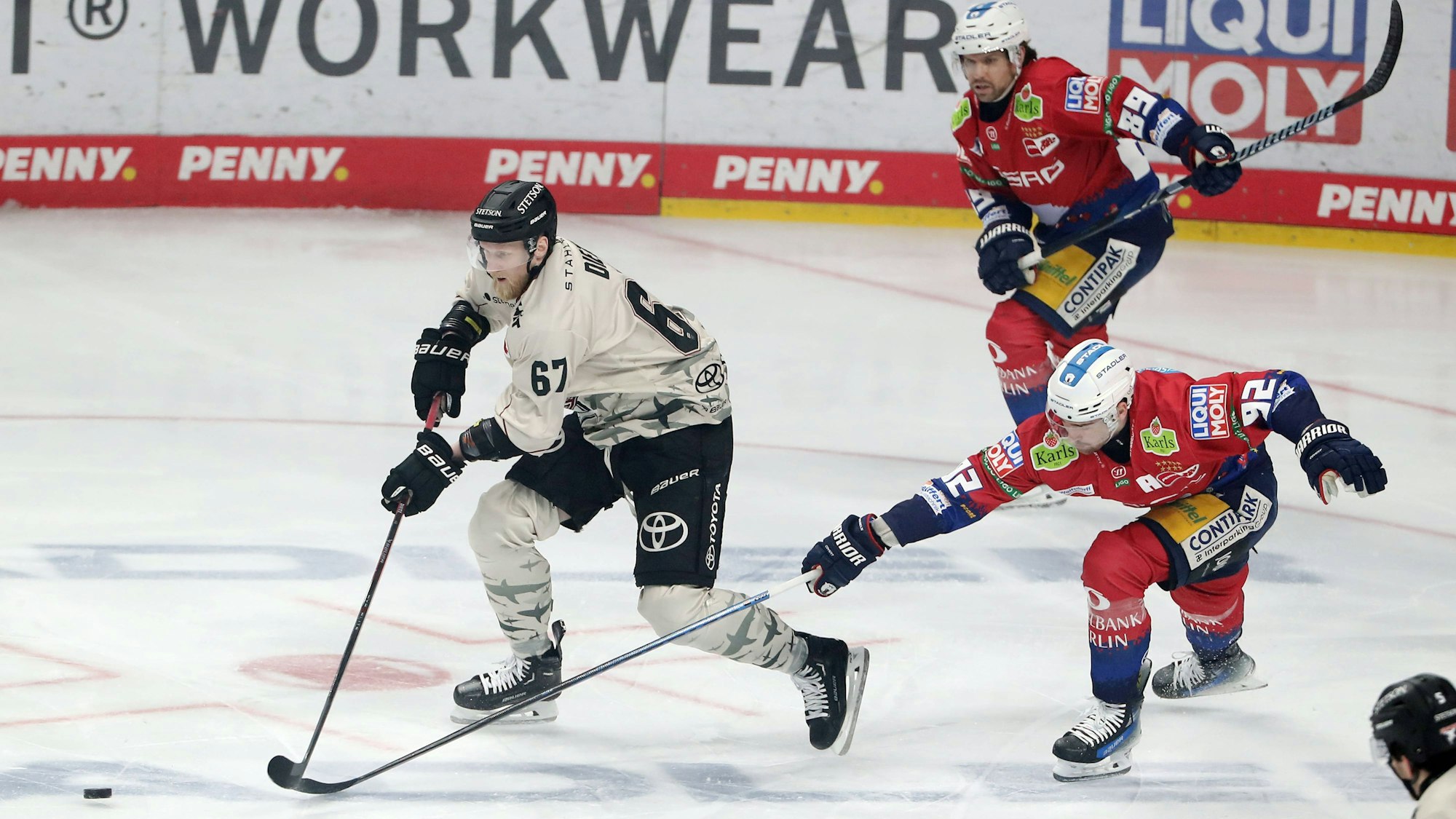 Vor 14.200 Zuschauern in der ausverkauften Arena am Ostbahnhof kassierte der KEC in einem wilden Spiel, in dem es wild hin und her ging, ein 4:5 (0:2, 3:1,1:1/0:1) nach Verlängerung.