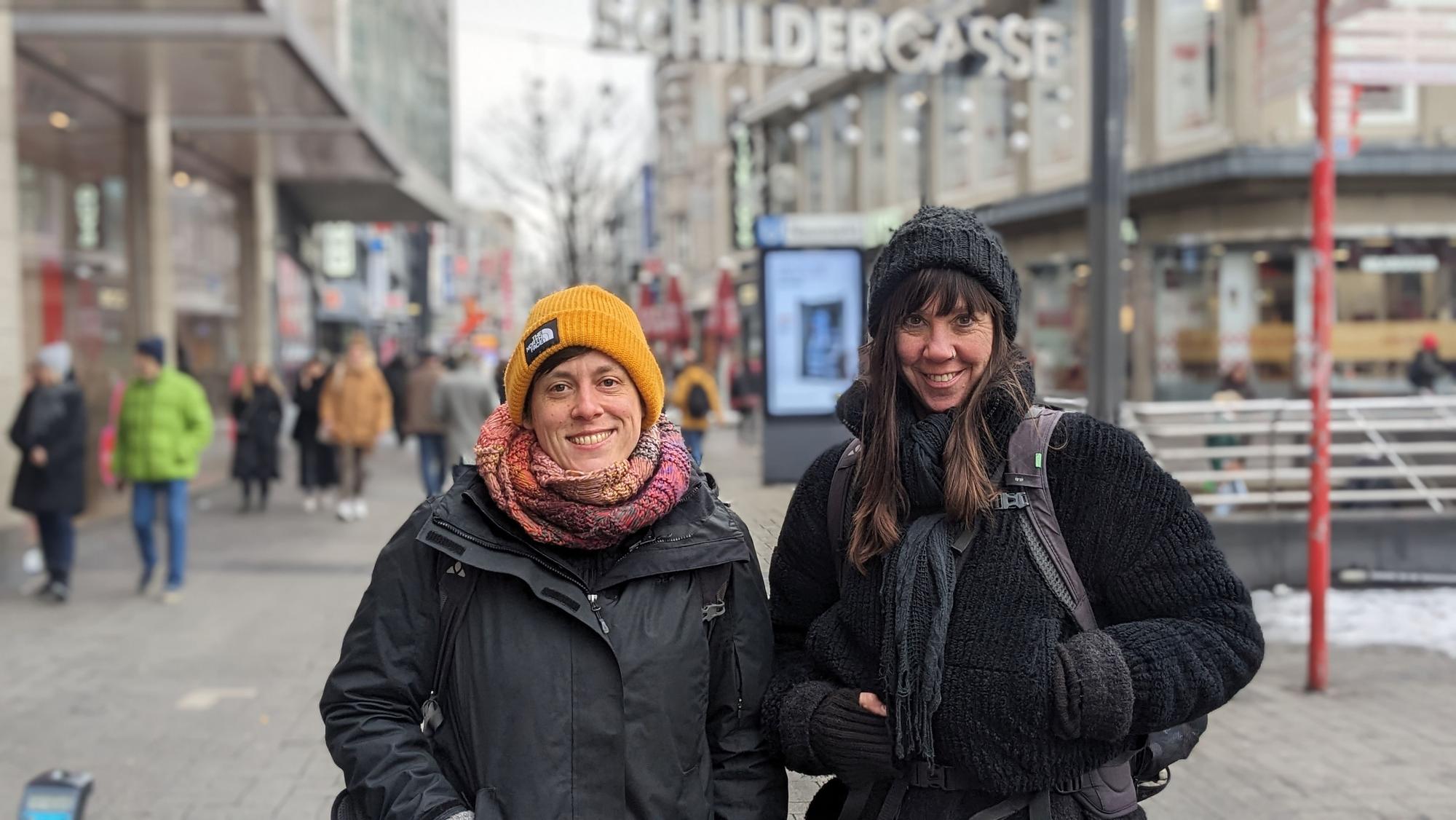 Friederike Bender und Petra Hastenteufel vor der Schildergasse.